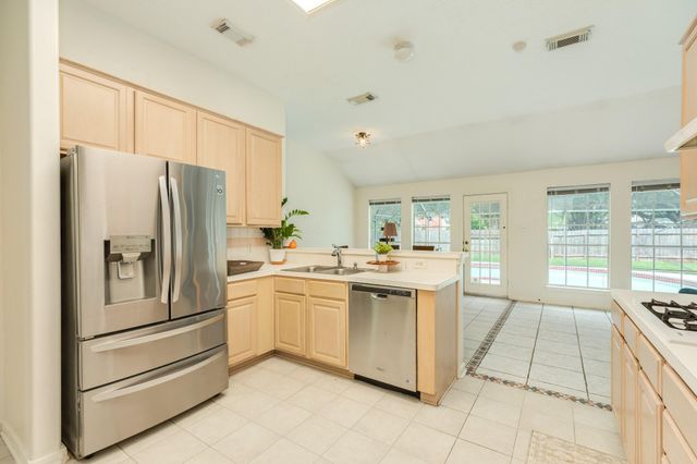 105 Plum Circle, Lake Jackson, TX 77566