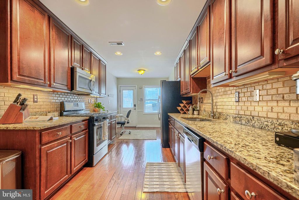 Image 6 of property listing at 3234 ODONNELL ST, Baltimore, MD 21224