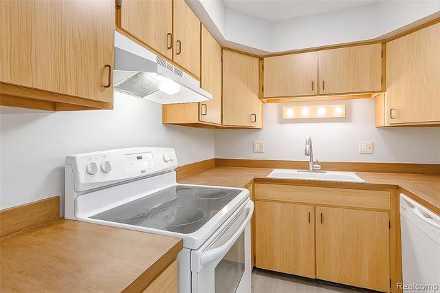 7590 Manor Circle 202, Westland, MI 48185