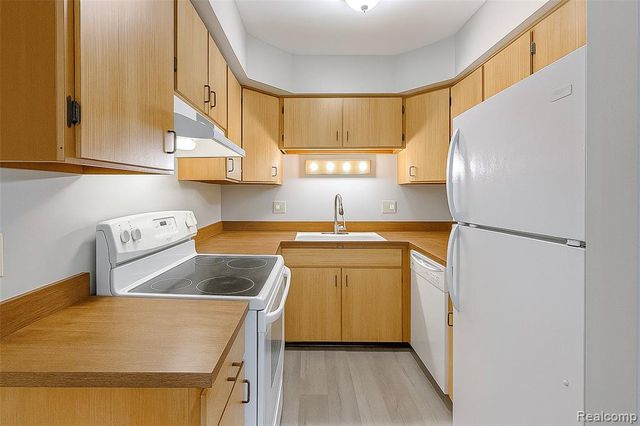 7590 Manor Circle 202, Westland, MI 48185