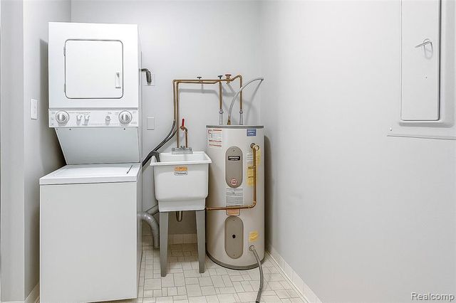 7590 Manor Circle 202, Westland, MI 48185