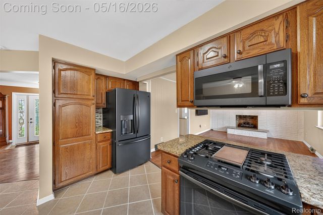 12014 Common Road, Warren, MI 48093