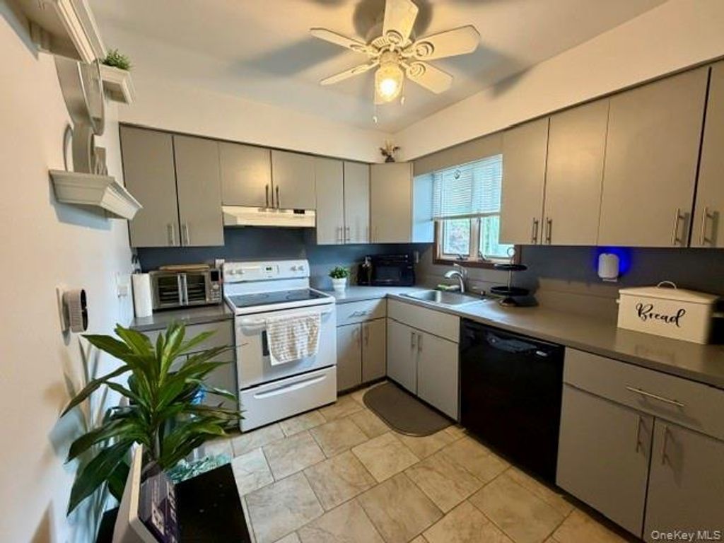 9 Jersey Street, Deer Park, NY 11729 — photo 2