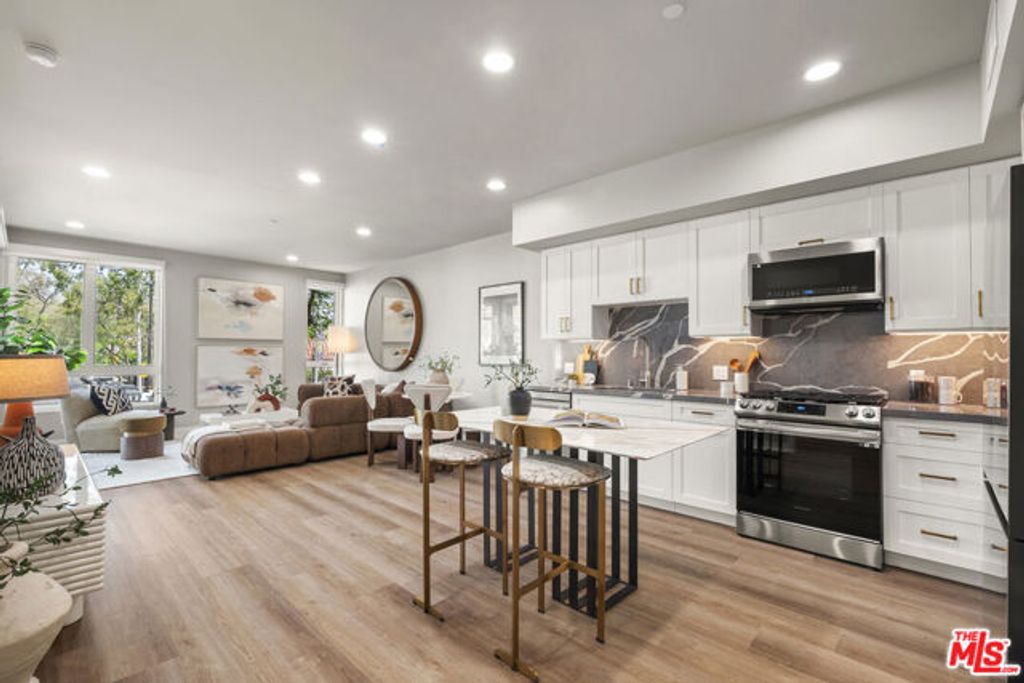 7428 Santa Monica Boulevard 202, West Hollywood, CA 90046