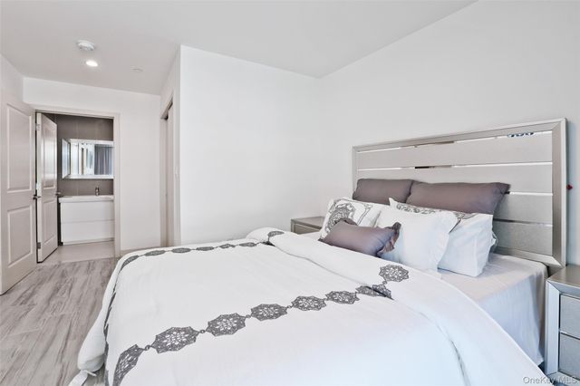 10909 15th ave N302, College Point, NY 11356