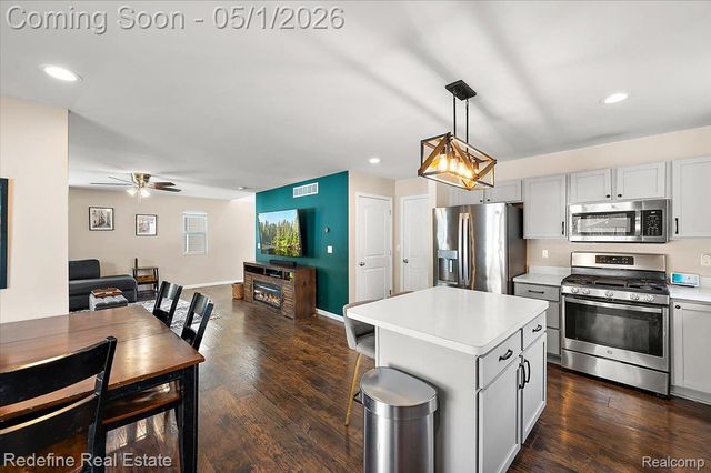 310 Fountain Park Drive, Waterford Charter Township, MI 48327