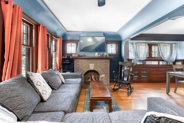 2719 E Holmes AVENUE, Cudahy, WI 53110