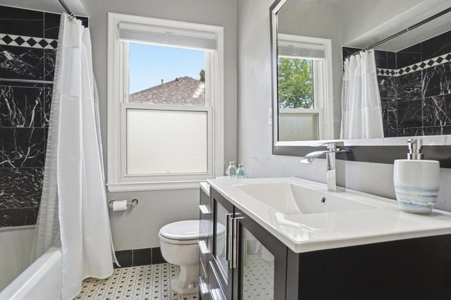 3929 S Lake DRIVE, Saint Francis, WI 53235