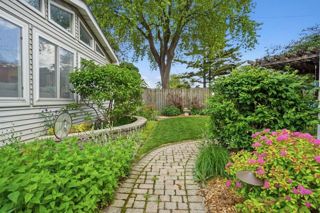 3929 S Lake DRIVE, Saint Francis, WI 53235