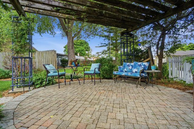 3929 S Lake DRIVE, Saint Francis, WI 53235
