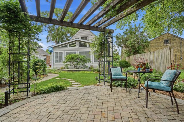 3929 S Lake DRIVE, Saint Francis, WI 53235