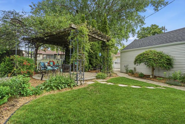 3929 S Lake DRIVE, Saint Francis, WI 53235