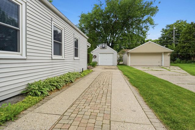 3929 S Lake DRIVE, Saint Francis, WI 53235