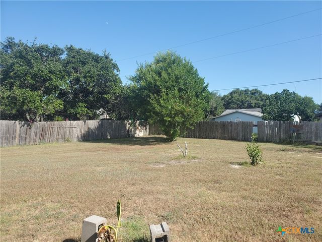 104 N Maple Avenue, Seadrift, TX 77983