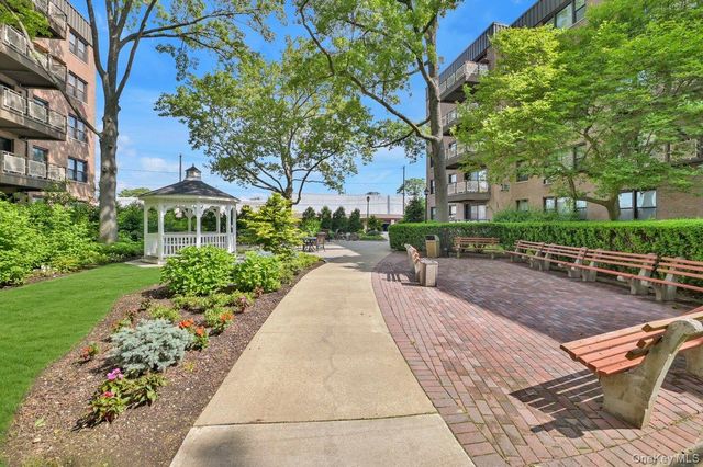 2 Birchwood Court 4M, Mineola, NY 11501