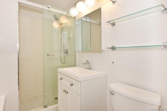 2 Birchwood Court 4M, Mineola, NY 11501