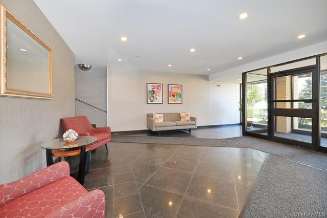 2 Birchwood Court 4M, Mineola, NY 11501