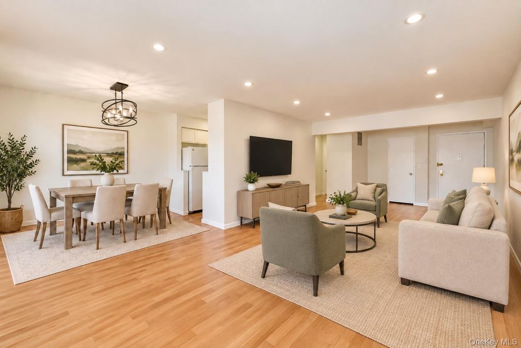 2 Birchwood Court 4M, Mineola, NY 11501