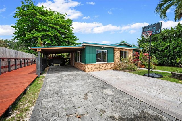 7245 S Waterway Dr, Miami, FL 33155