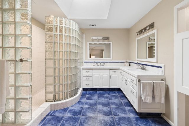 2681 Creekside Ln, Sacramento, CA 95821