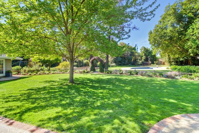 2681 Creekside Ln, Sacramento, CA 95821