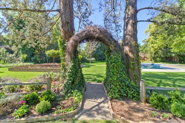 2681 Creekside Ln, Sacramento, CA 95821