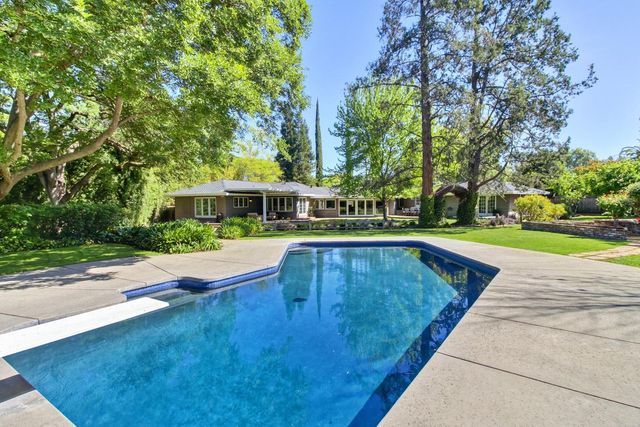 2681 Creekside Ln, Sacramento, CA 95821