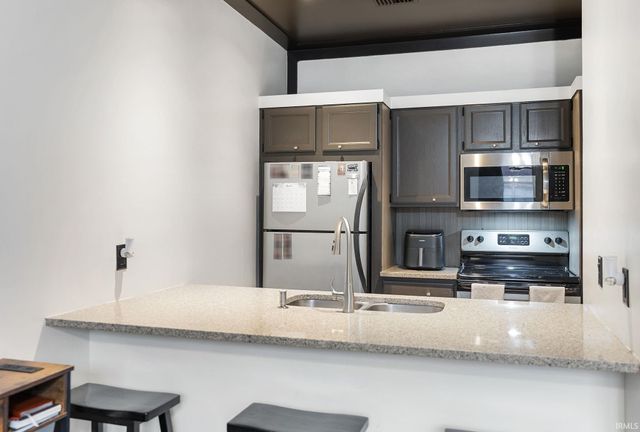 113 W Wayne St Apt 303, Fort Wayne, IN 46802