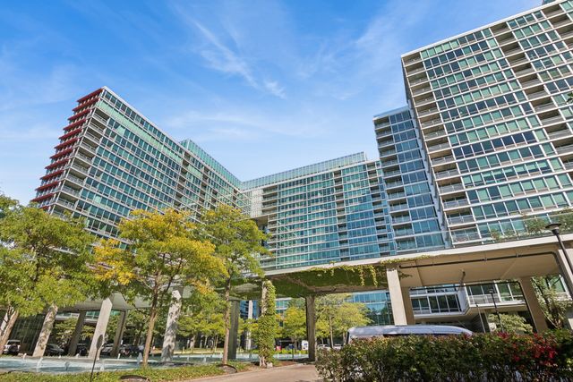 9655 Woods Drive 515, Skokie, IL 60077