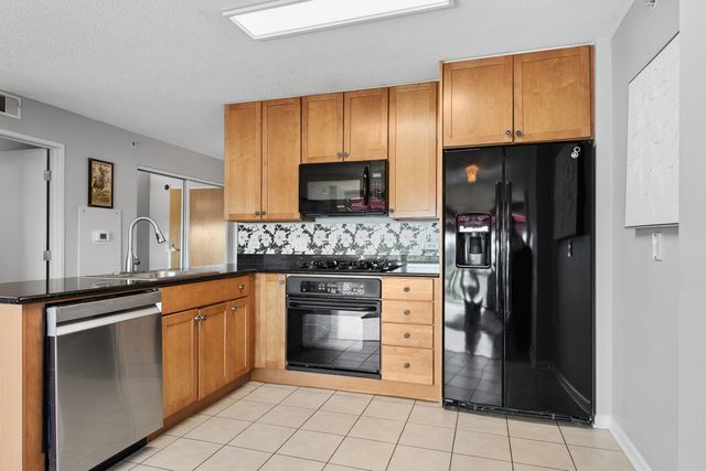 9655 Woods Drive 515, Skokie, IL 60077