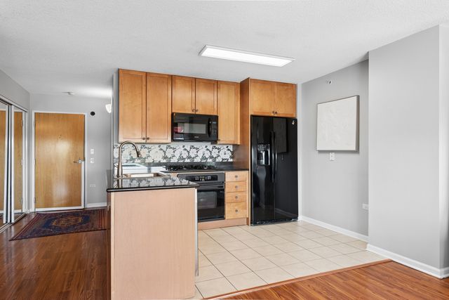 9655 Woods Drive 515, Skokie, IL 60077