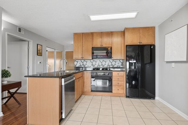 9655 Woods Drive 515, Skokie, IL 60077