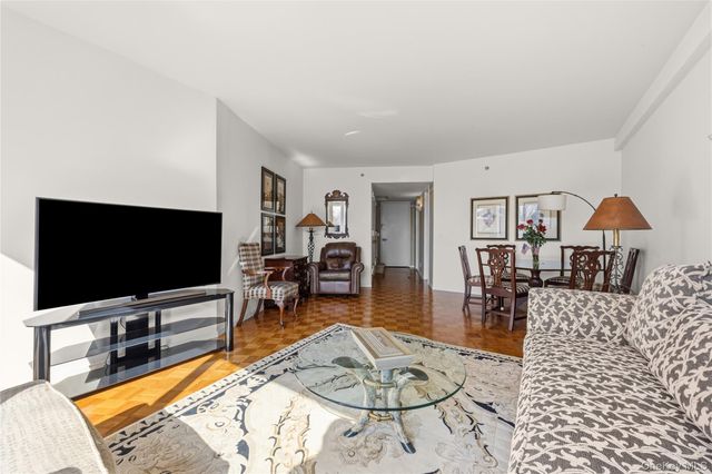 111 Cherry Valley Avenue M11, Garden City, NY 11530