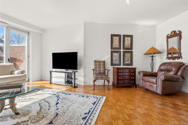 111 Cherry Valley Avenue M11, Garden City, NY 11530