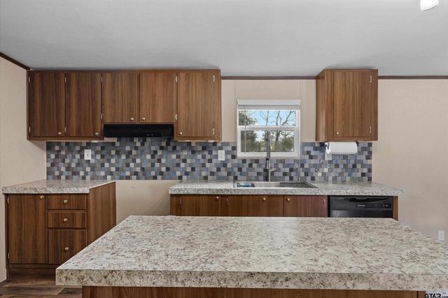 1642 CR 308 E, Henderson, TX 75652