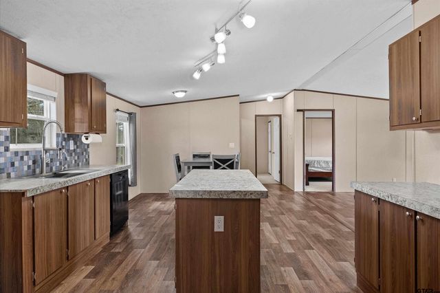 1642 CR 308 E, Henderson, TX 75652