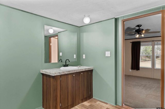 1642 CR 308 E, Henderson, TX 75652