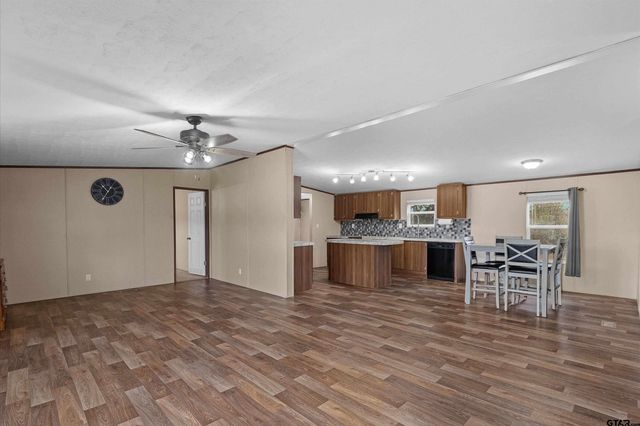 1642 CR 308 E, Henderson, TX 75652