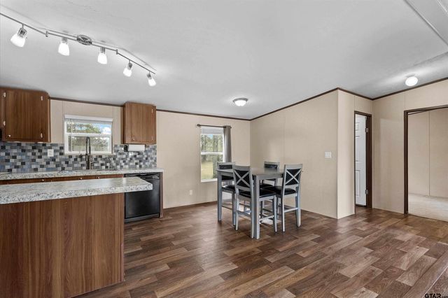 1642 CR 308 E, Henderson, TX 75652