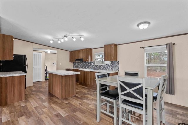 1642 CR 308 E, Henderson, TX 75652