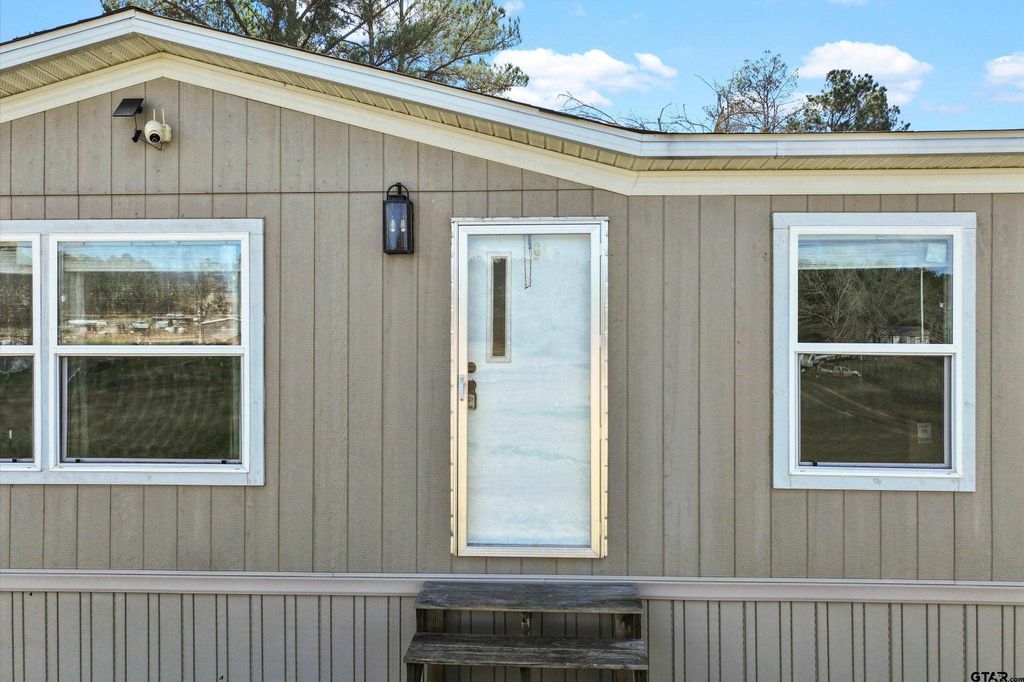 1642 CR 308 E, Henderson, TX 75652