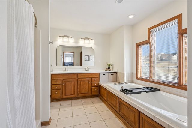 973 202nd Avenue, Pella, IA 50219