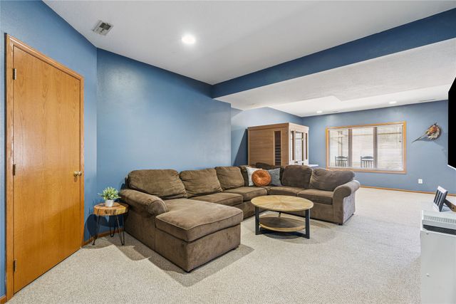 973 202nd Avenue, Pella, IA 50219