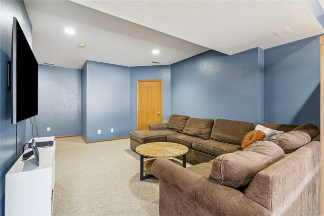 973 202nd Avenue, Pella, IA 50219