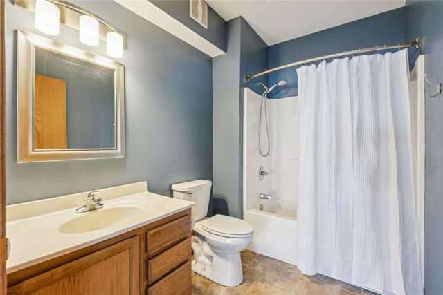 973 202nd Avenue, Pella, IA 50219