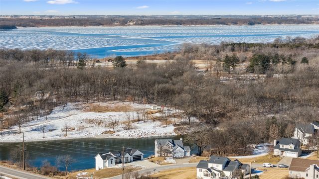 973 202nd Avenue, Pella, IA 50219