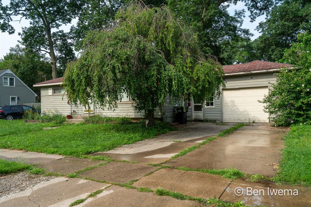 4623 Grantwood Avenue, Kentwood, MI 49508