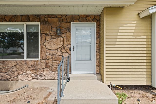 5907 S BRASS DR, Salt Lake City, UT 84118