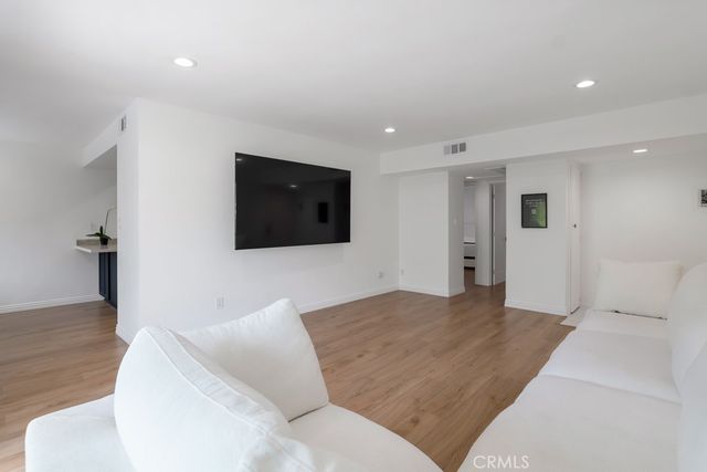 1015 N Michillinda 302, Pasadena, CA 91107