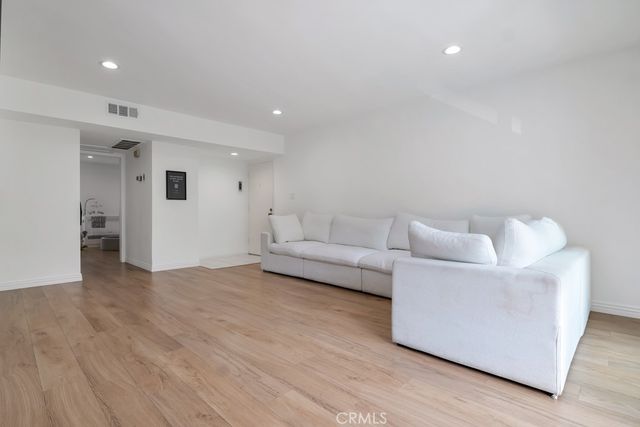 1015 N Michillinda 302, Pasadena, CA 91107